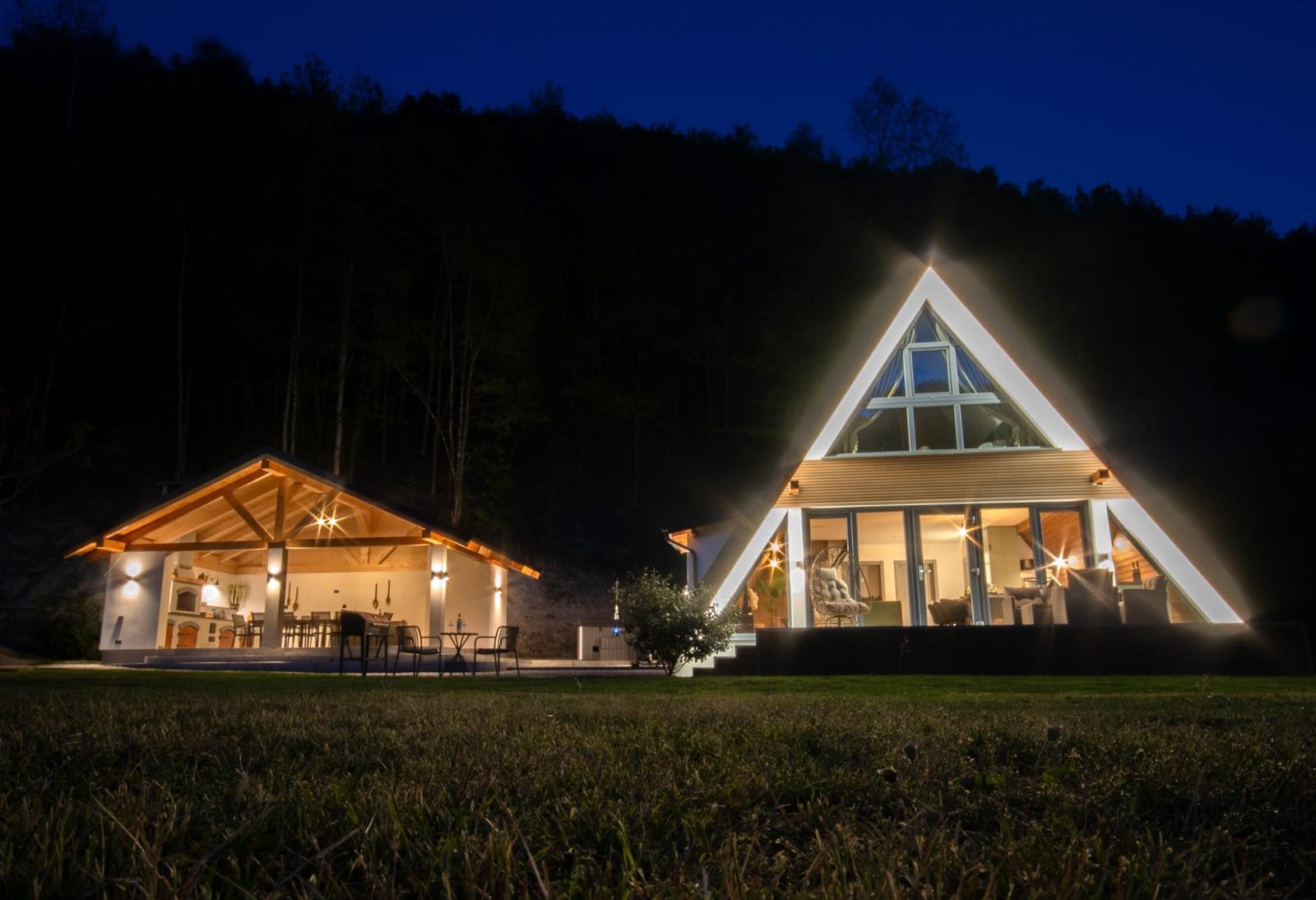 Casa Luca noaptea, ambele clădiri iluminate